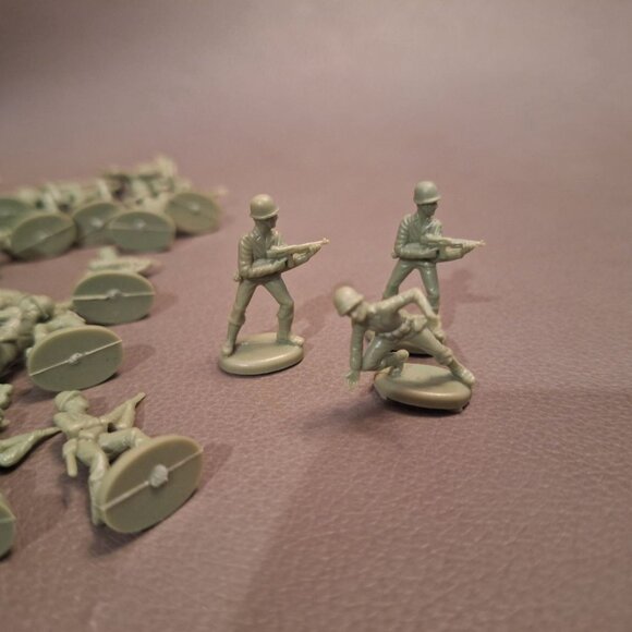 Milton Bradley Army Men Tank Battle Game 26 Green Pieces Cupcake Toppers 1975 - Picture 2 of 5